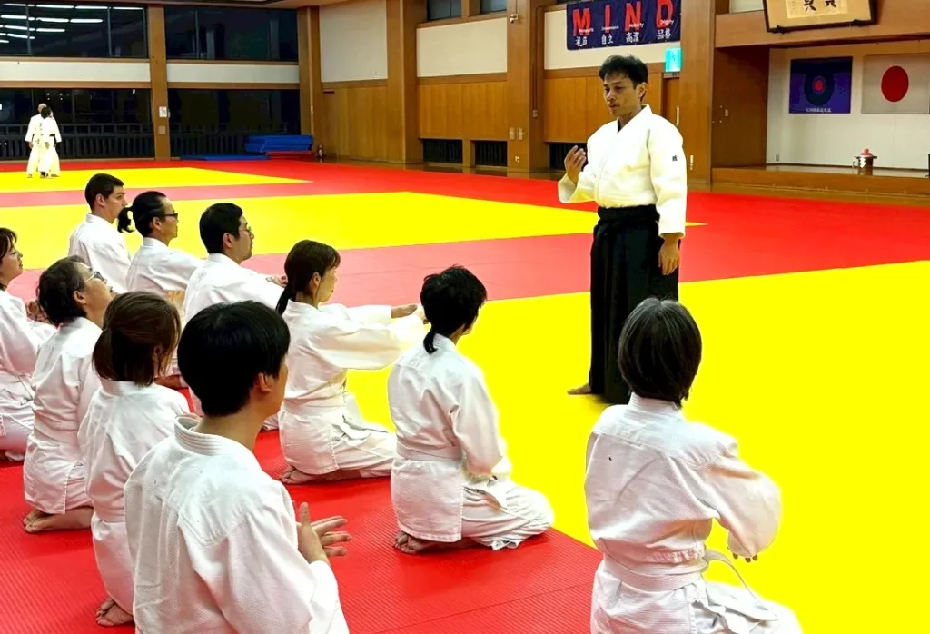 金沢教室で、先生の説明に耳を傾ける生徒たち。合気道を共に学ぶ仲間の風景