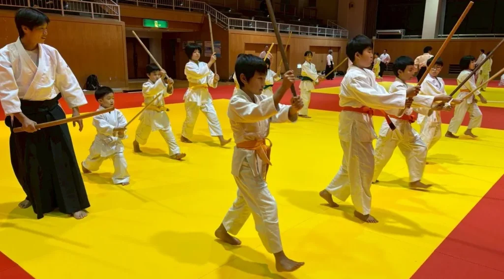 松任（白山）教室で木刀を振る子供たち。楽しく、だんだん真剣に。